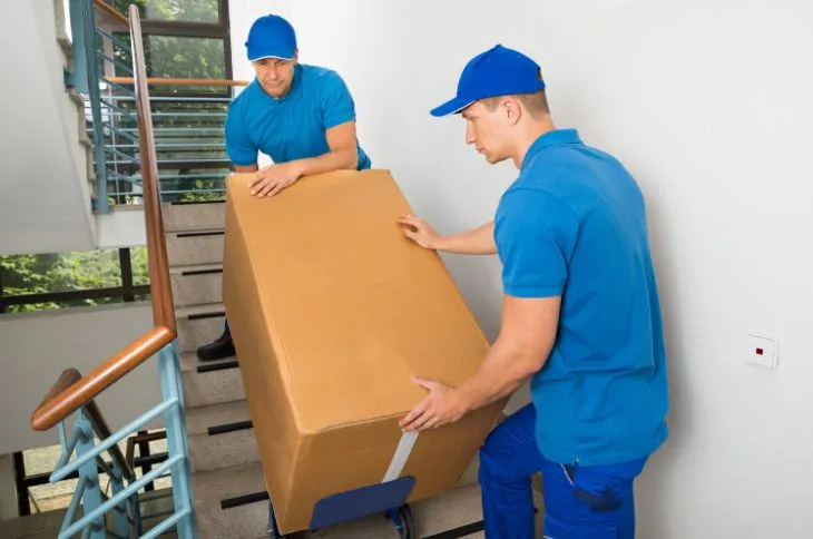 Umzugshelfer beim Schwergut Transport Umzugshelfer beim Schwergut Transport